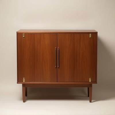 Stilrent træskab med rene linjer og messingdetaljer